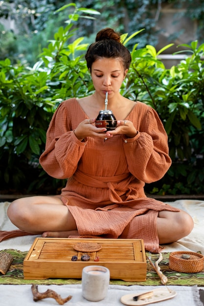 屋外で瞑想する女性の正面図
