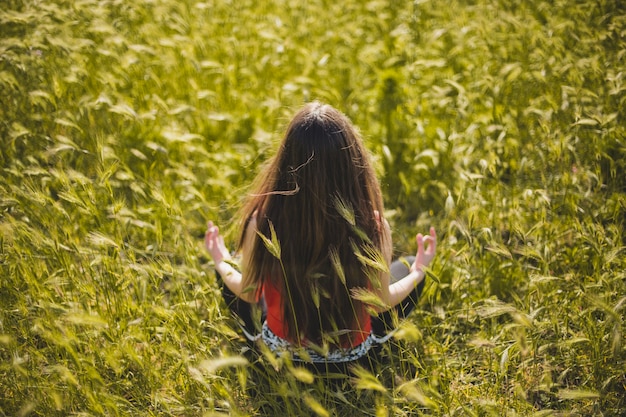 Женщина, медитации и отдыха в траве