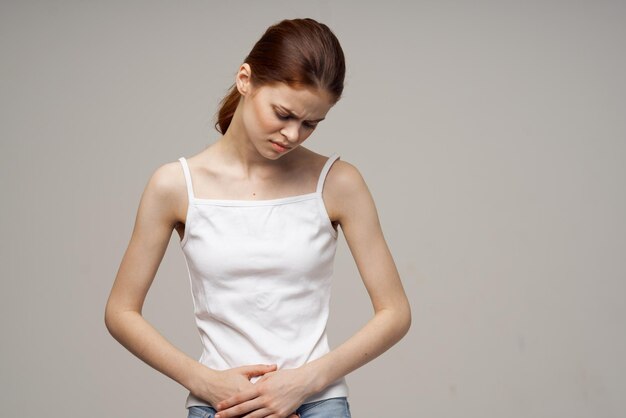 Женщина менструация проблемы со здоровьем гинекология изолированный фон