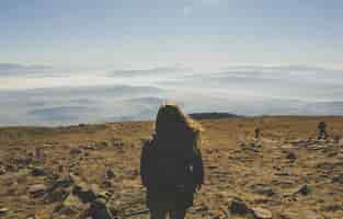 Foto gratuita donna in mezzo alle montagne del deserto