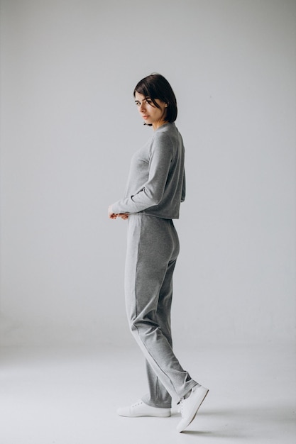 Бесплатное фото Модель женщины демонстрирует одежду