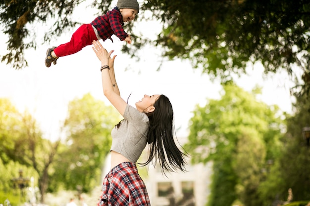 女性の母親の家族の若い赤ん坊