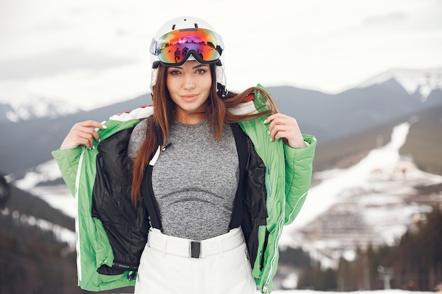 冬の日の山の女性。スキーユニフォームの女性。