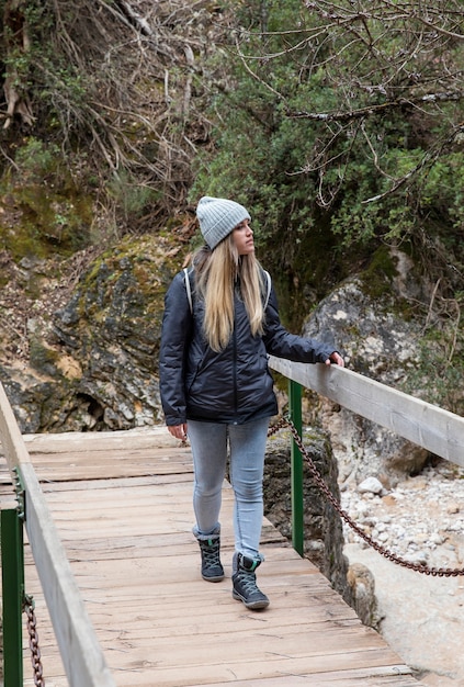 Foto gratuita donna in natura esplorando