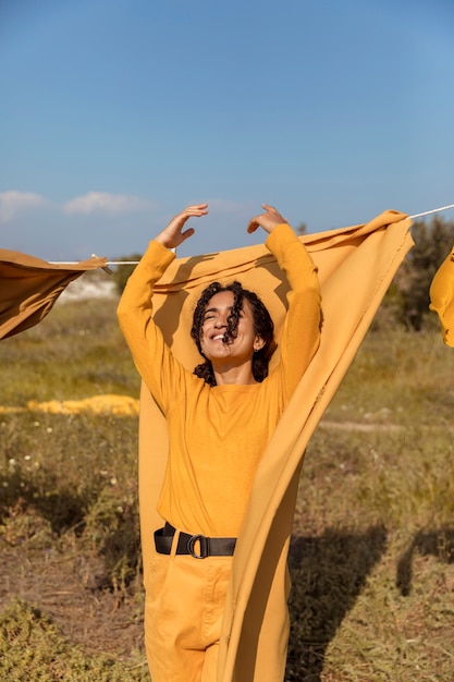 Donna in natura con stendibiancheria