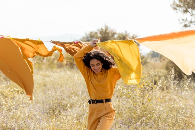 Donna in natura con stendibiancheria