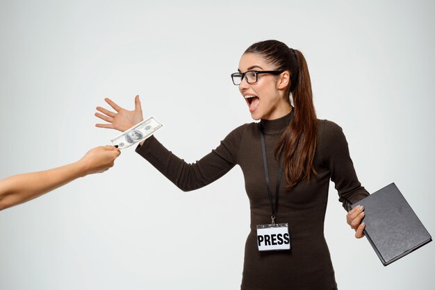 woman offended person giving her bribe, shouting