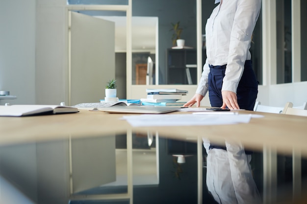 Free photo woman in office reflection