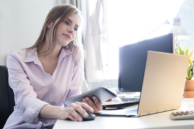 Free photo woman in the office