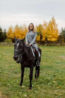 Женщина на лошади на ранчо. верховая езда, хобби. понятие о животных и человеке