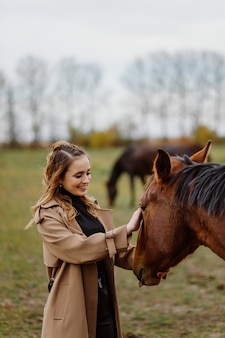 Женщина на лошади на ранчо. верховая езда, хобби. понятие о животных и человеке
