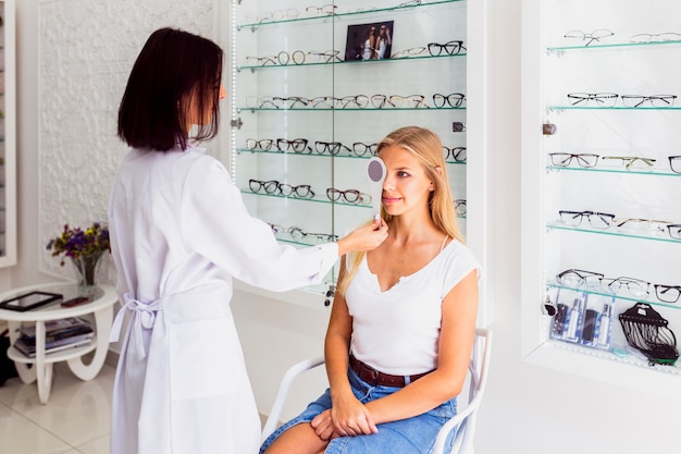 Foto gratuita donna e ottico durante la visita oculistica