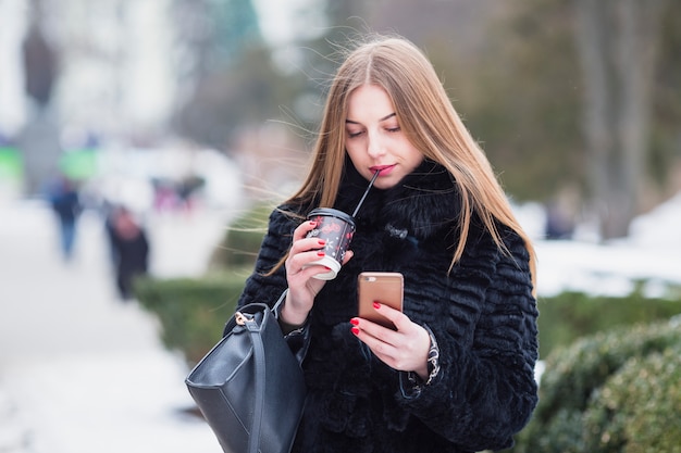 Donna all'aperto in inverno