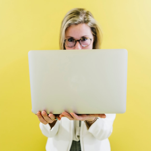 Foto gratuita computer portatile moderno outstretching della donna