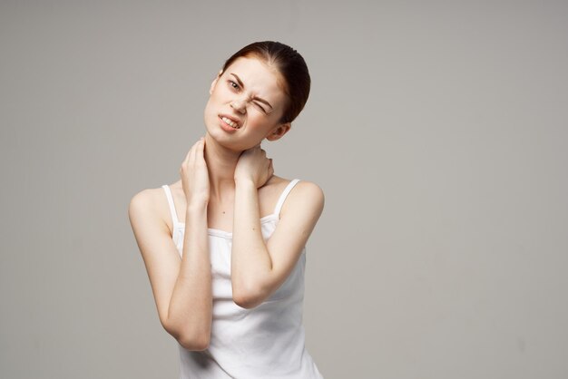 목 관절염 만성 질환 고립 된 배경에 여자 통증
