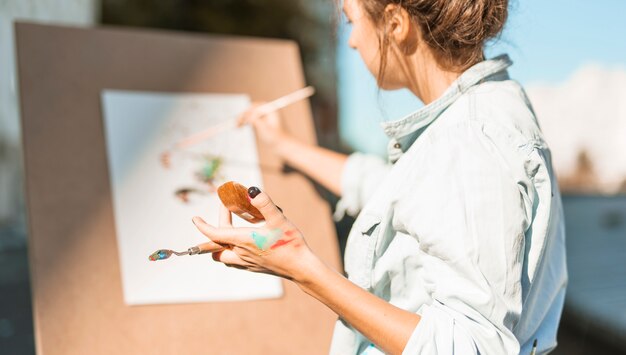 woman painting outdoors