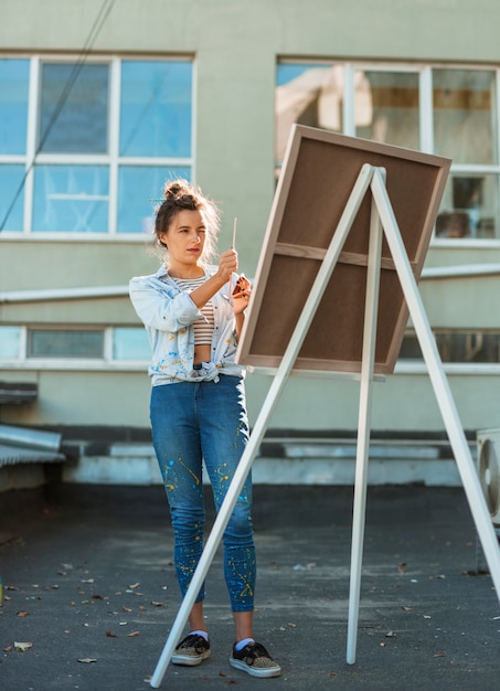 Free photo woman painting outdoors