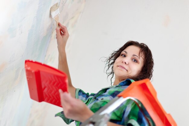 Женщина рисует дома