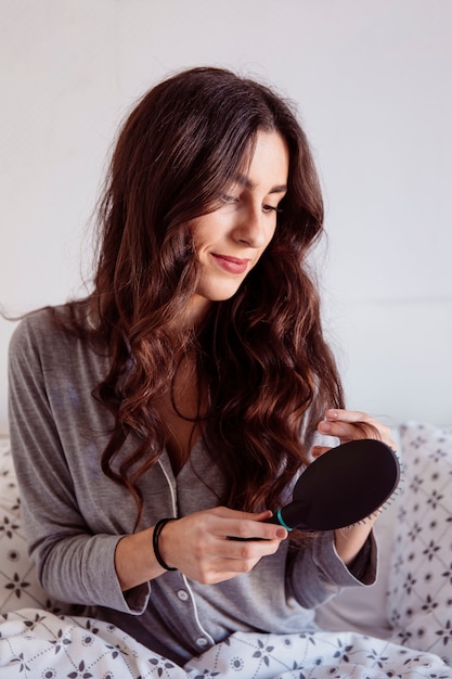 Foto gratuita donna in pigiama, lavarsi i capelli