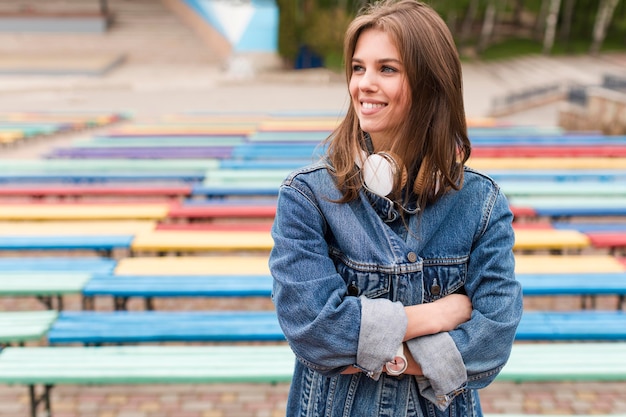 Foto gratuita donna nel parco con le cuffie