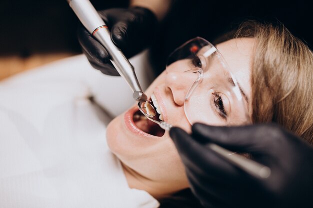 Женщина-пациент, посещающая стоматолога
