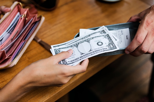 Free photo woman paying cash for bill restaurant