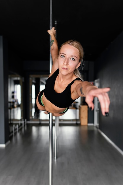 Foto gratuita prestazioni della donna sulla pole dance