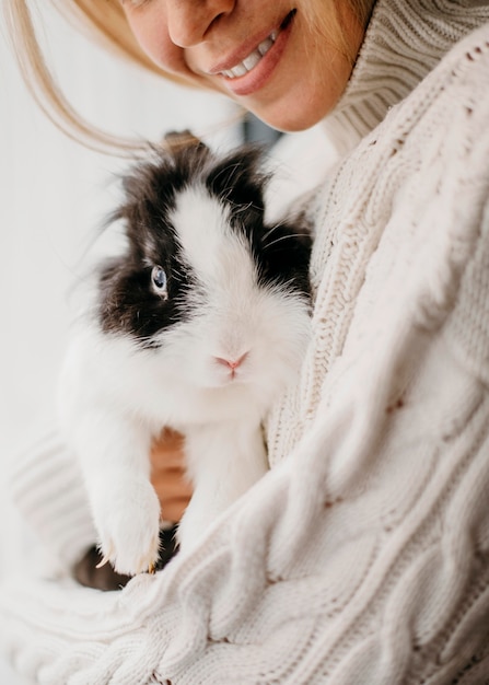 Foto gratuita donna petting adorabile coniglio