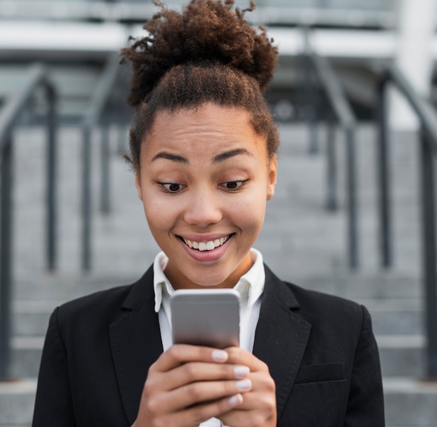 電話で女性をクローズアップ