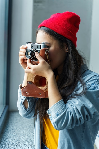 Fotografo donna al chiuso