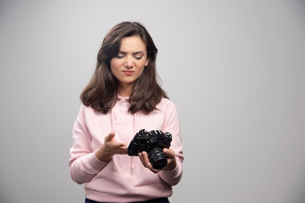 カメラで写真を見ている女性写真家。