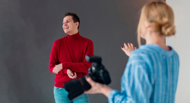 Foto gratuita fotografo della donna e risata di modello maschio