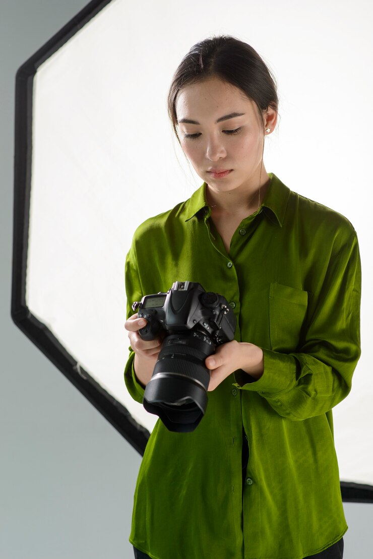 免費 Photo 有攝影機的女性攝影師