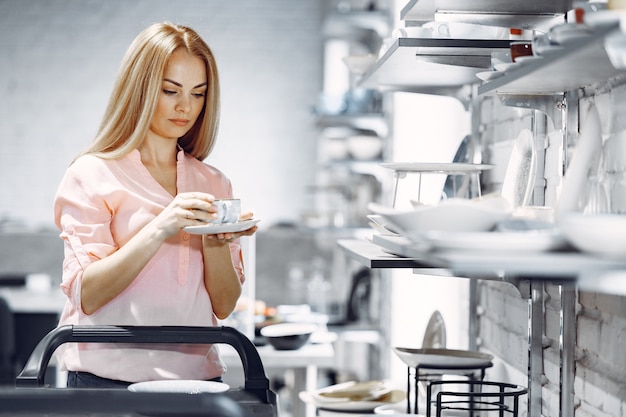 ピンクのブラウスを着た女性が店で料理を買う