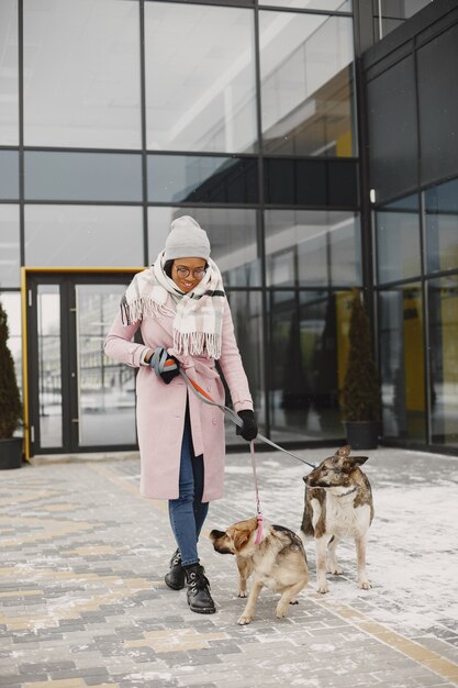 분홍색 코트를 입은 여자, 개를 산책