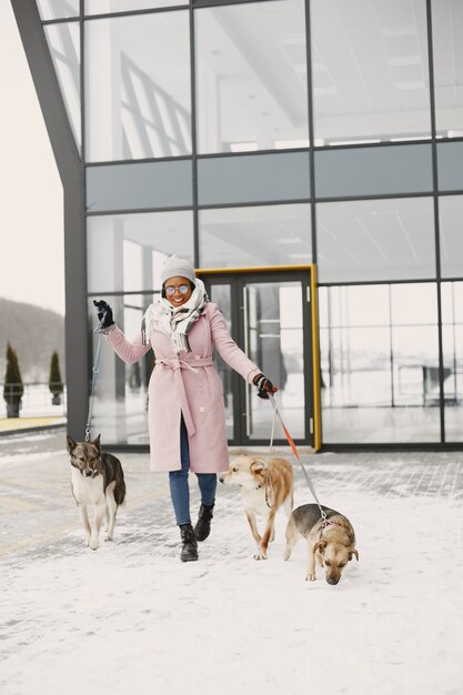 ピンクのコートを着た女性、犬の散歩