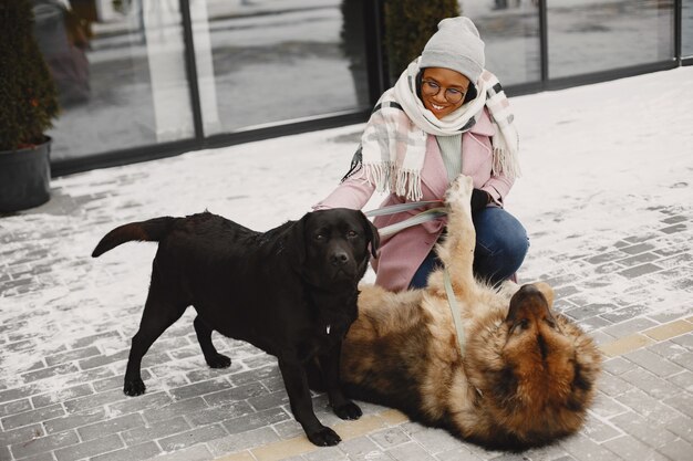 犬とピンクのコートを着た女性