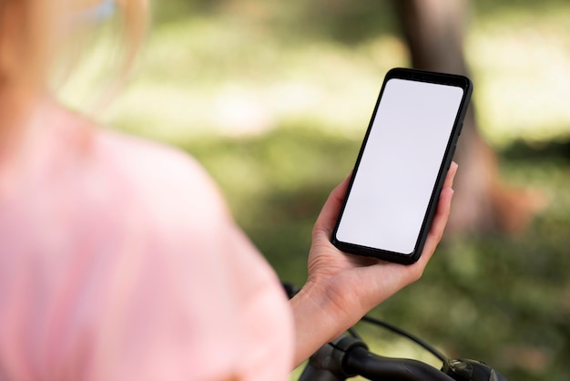 Free photo woman in pink t-shirt and copy space mobile phone