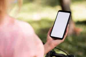 Free photo woman in pink t-shirt and copy space mobile phone