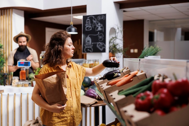 プラスチックなしの食料品店の女性