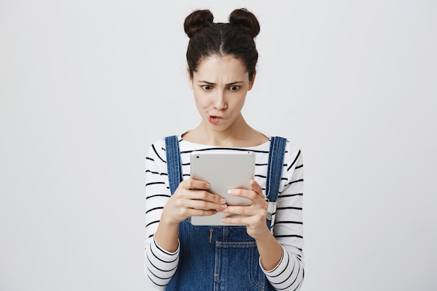 Free photo woman playing game on digital tablet