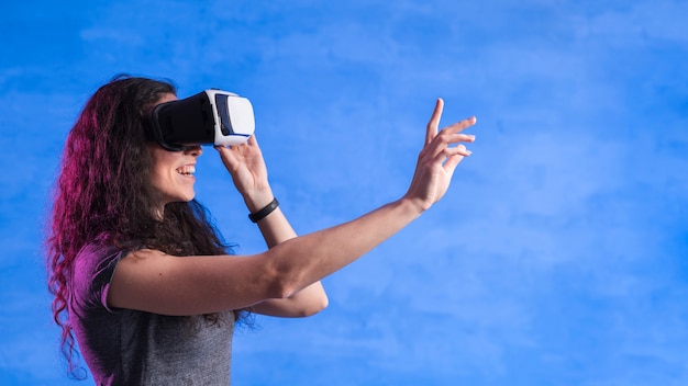 Женщина играет в игры на VR в современной комнате