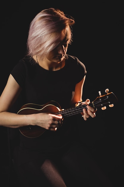 Free photo woman playing a guitar