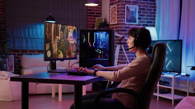 Женщина, играющая в онлайн-игру, злится после проигрыша онлайн-конкурса на игровом компьютере дома. Девушка-геймер несчастна и разочарована после провала уровня в турнире по шутерам от первого лица.