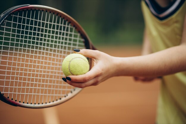 Женщина играет в теннис на корте