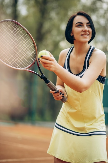 Donna che gioca a tennis alla corte