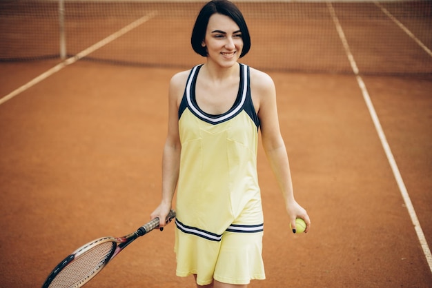 Foto gratuita donna che gioca a tennis alla corte