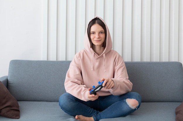 家でビデオゲームをしている女性