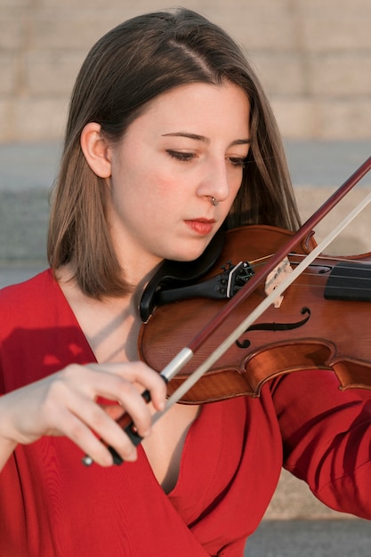 Foto gratuita donna che suona il violino