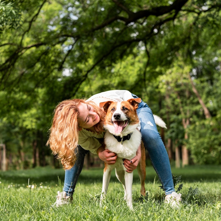 無料Photo 公園で犬と遊ぶ女性